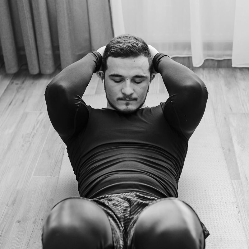 Programa avanzado. Hombre jóven haciendo crunches.
