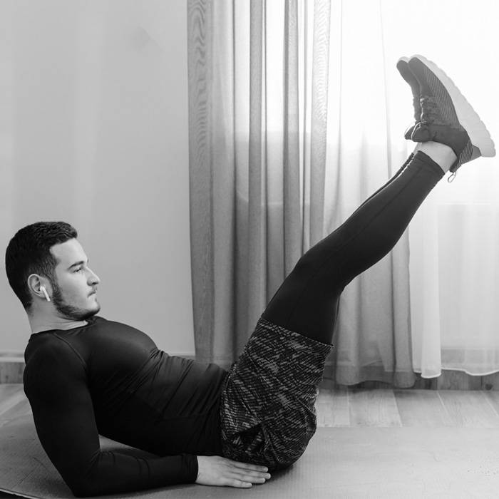 Programa básico. Hombre jóven ejercitando su abdomen.